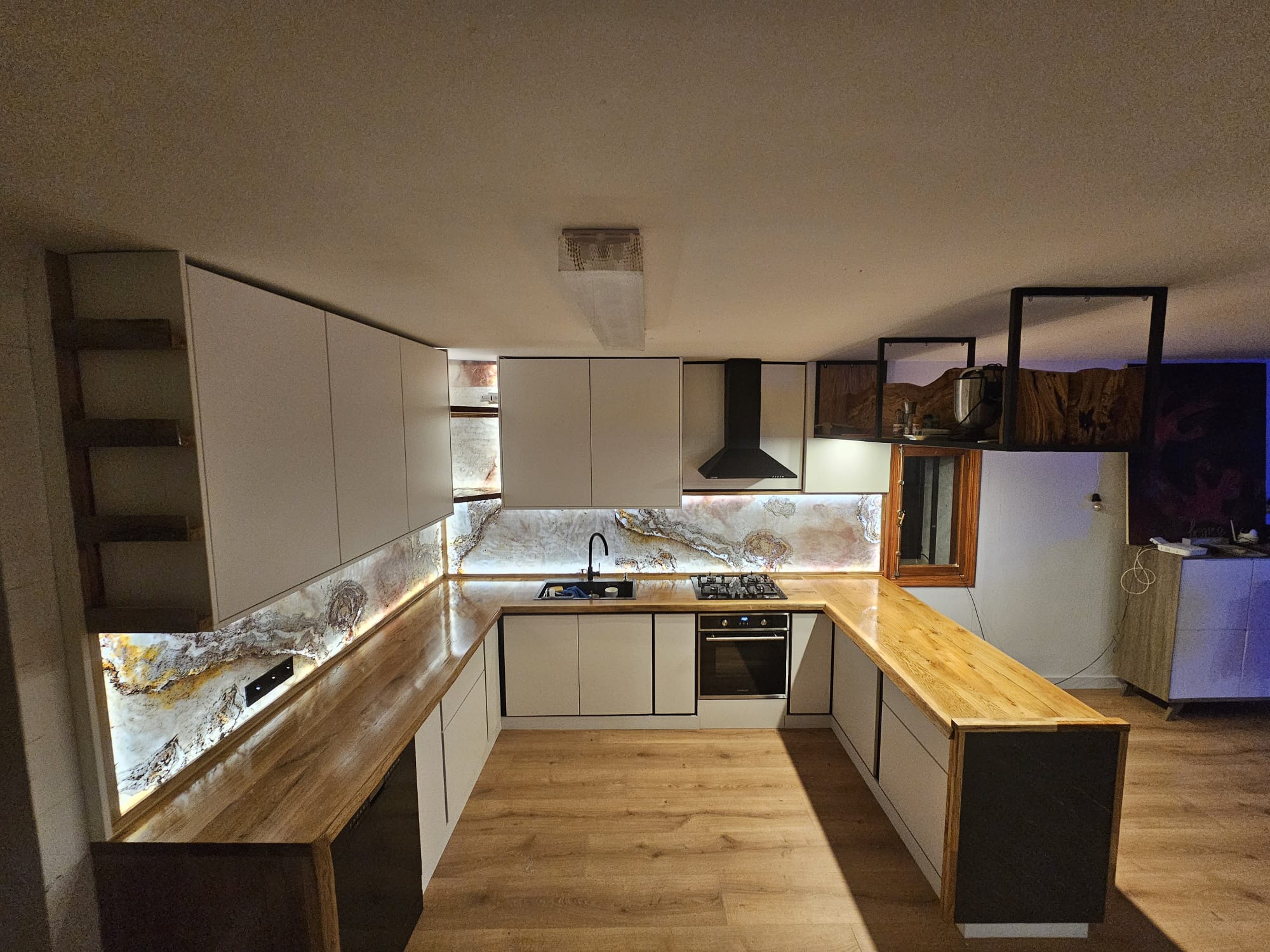 Küche „Lumen“ — Eiche · hinterleuchtete Epoxy-Rückwand