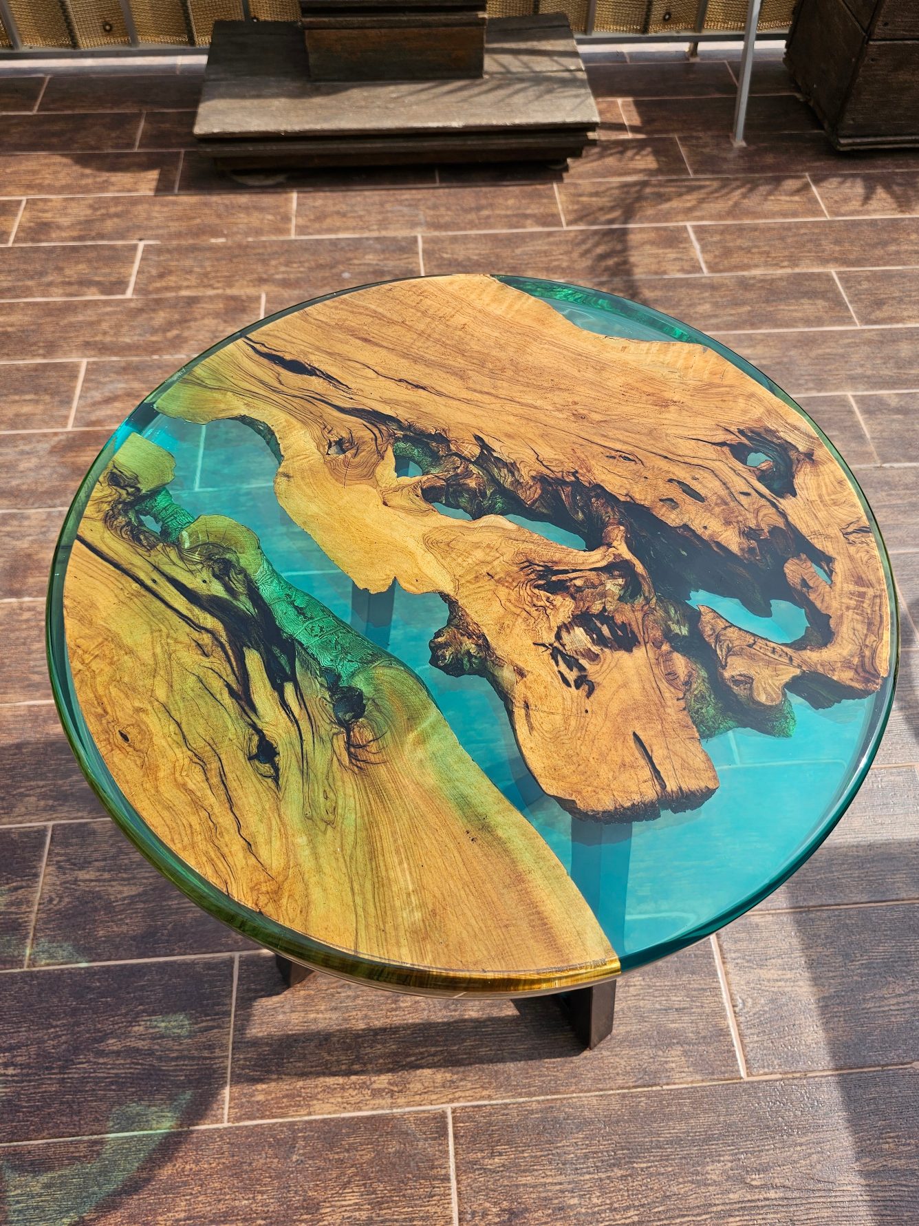 River Table — runder Esstisch mit türkisem Epoxidharz-Fluss